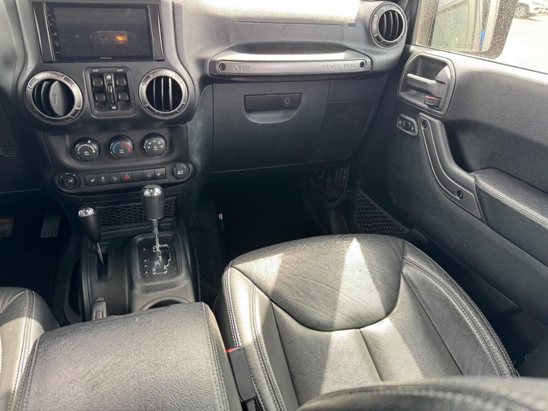 Jeep Wrangler JK Unlimited Vehicle Image 21