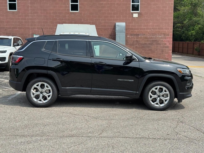 Jeep Compass Vehicle Image 02