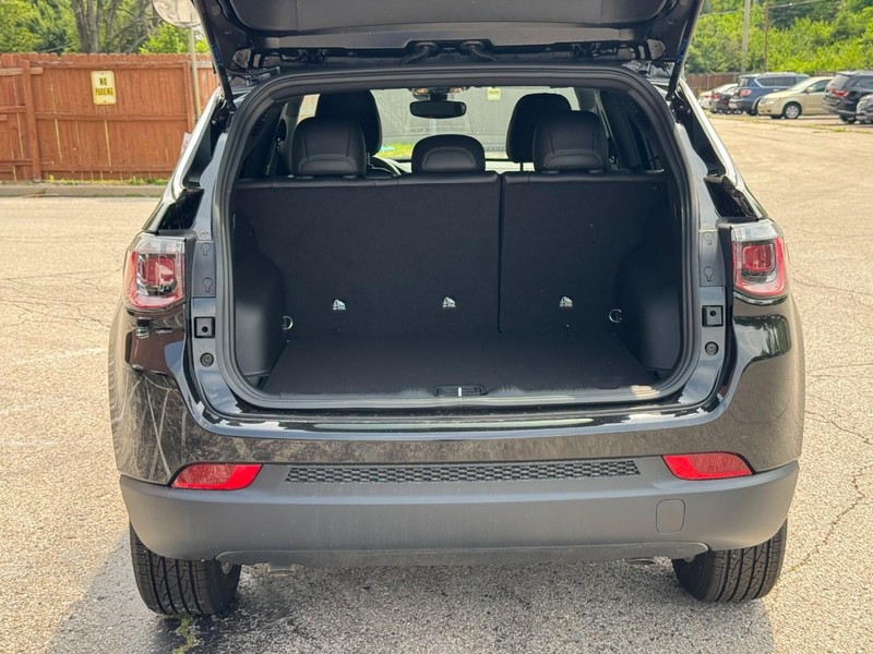 Jeep Compass Vehicle Image 13