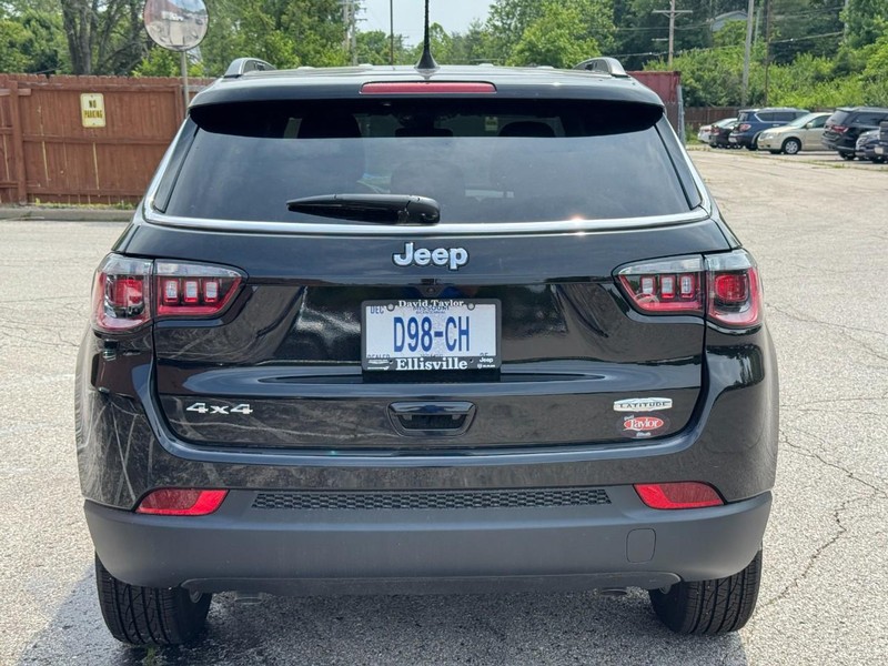 Jeep Compass Vehicle Image 14