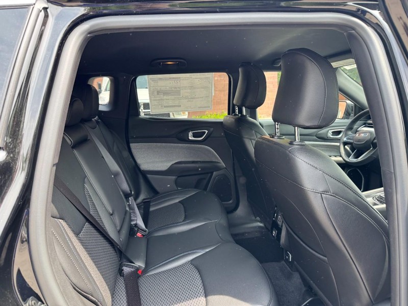 Jeep Compass Vehicle Image 15