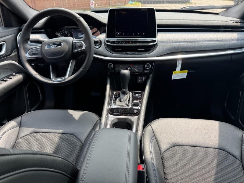Jeep Compass Vehicle Image 16