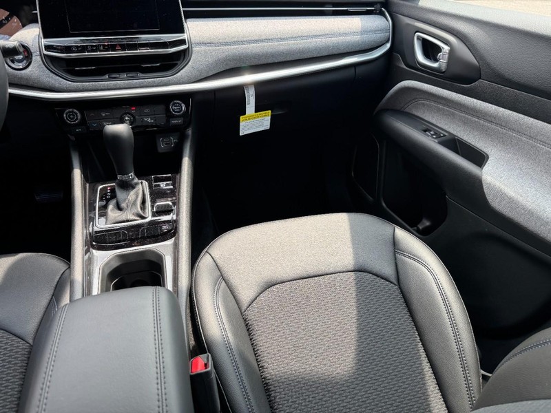 Jeep Compass Vehicle Image 20