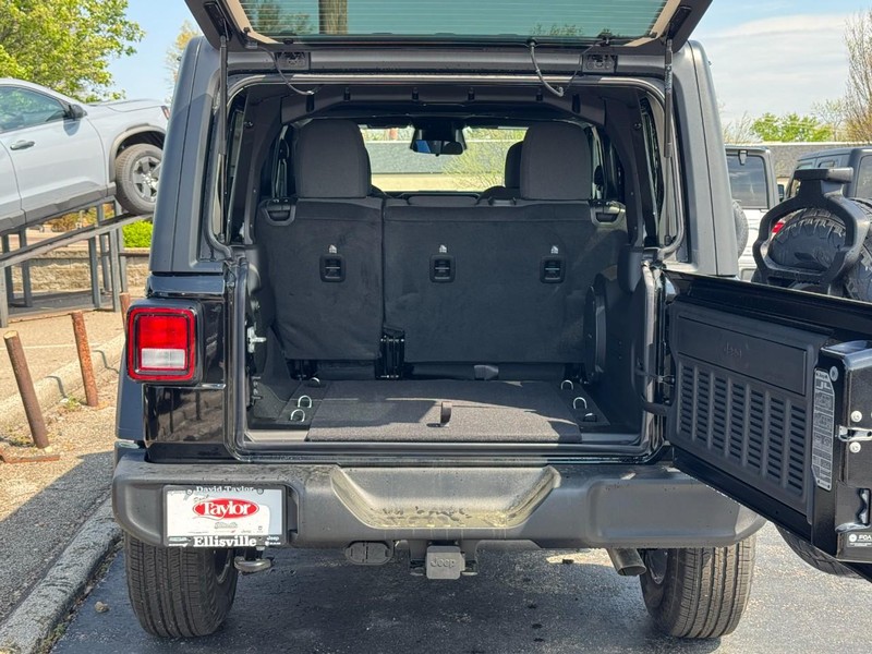 Jeep Wrangler Vehicle Image 12