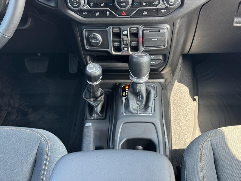 Jeep Wrangler Vehicle Image 18