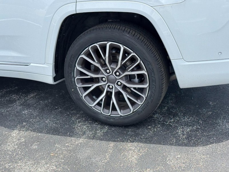 Jeep Grand Cherokee L Vehicle Image 07