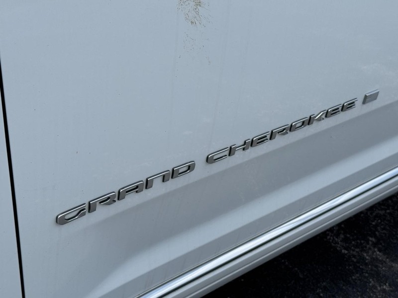 Jeep Grand Cherokee L Vehicle Image 11