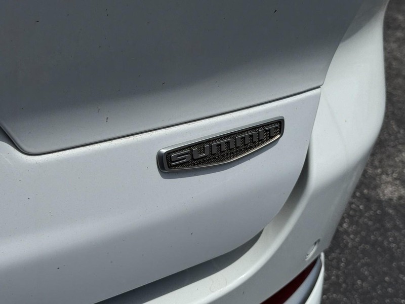 Jeep Grand Cherokee L Vehicle Image 12
