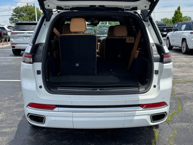 Jeep Grand Cherokee L Vehicle Image 14