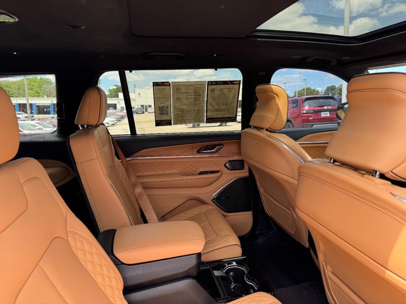 Jeep Grand Cherokee L Vehicle Image 17