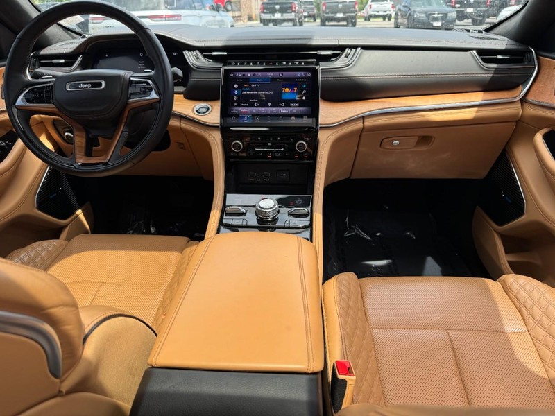 Jeep Grand Cherokee L Vehicle Image 18