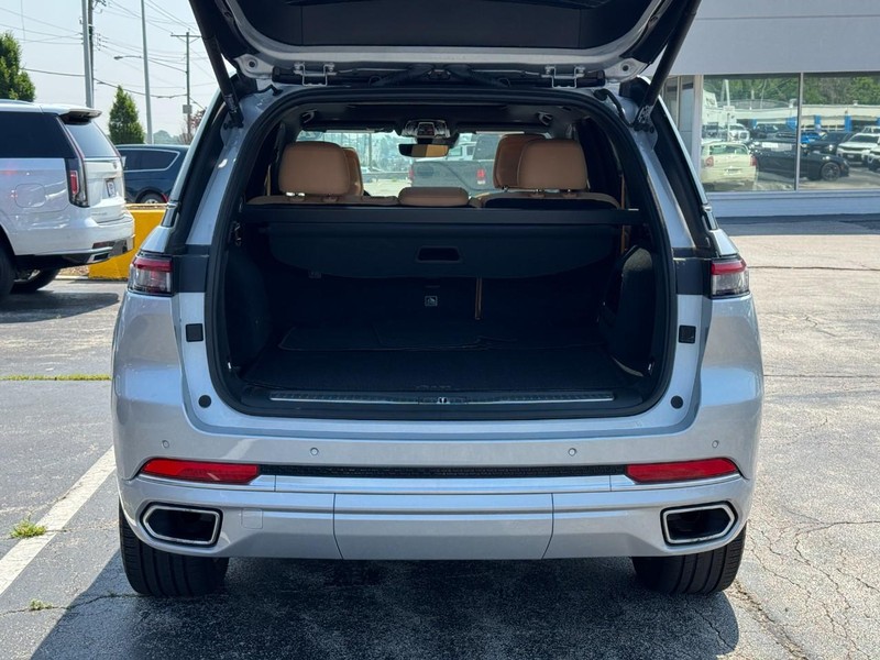 Jeep Grand Cherokee Vehicle Image 14