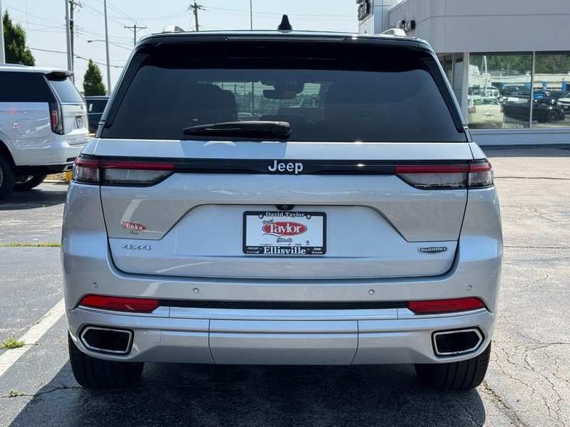 Jeep Grand Cherokee Vehicle Image 16