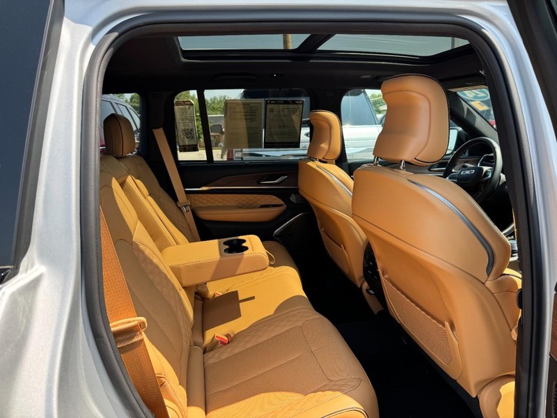 Jeep Grand Cherokee Vehicle Image 17
