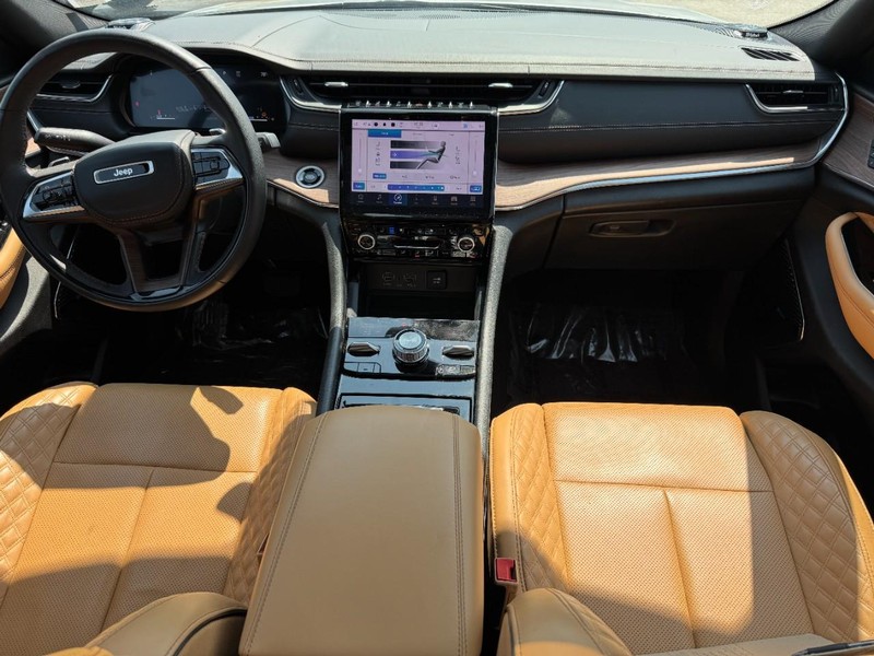 Jeep Grand Cherokee Vehicle Image 18