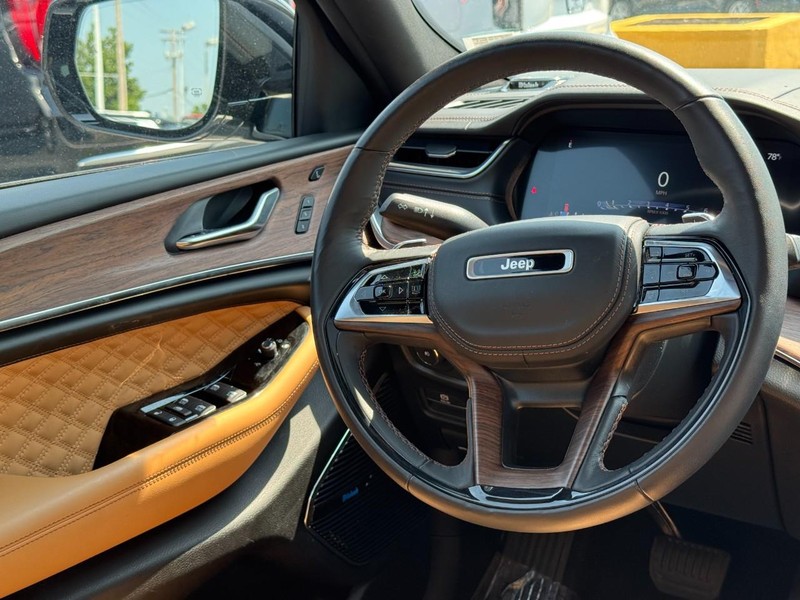 Jeep Grand Cherokee Vehicle Image 19
