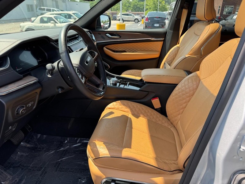 Jeep Grand Cherokee Vehicle Image 23