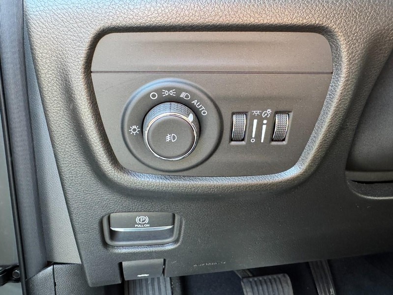 Jeep Grand Cherokee Vehicle Image 25