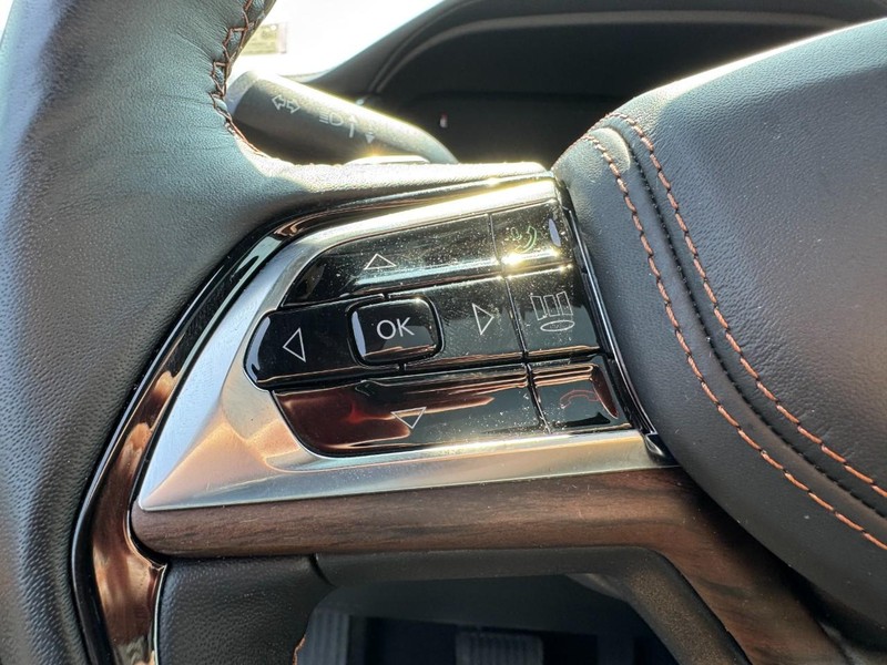 Jeep Grand Cherokee Vehicle Image 26