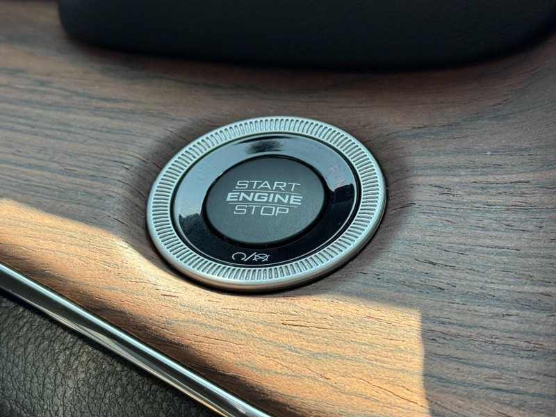 Jeep Grand Cherokee Vehicle Image 32