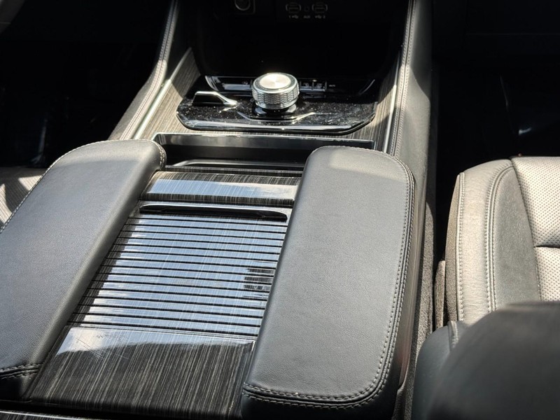Jeep Wagoneer Vehicle Image 20
