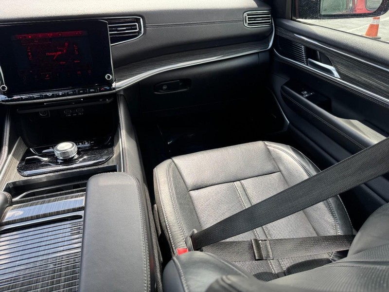 Jeep Wagoneer Vehicle Image 21