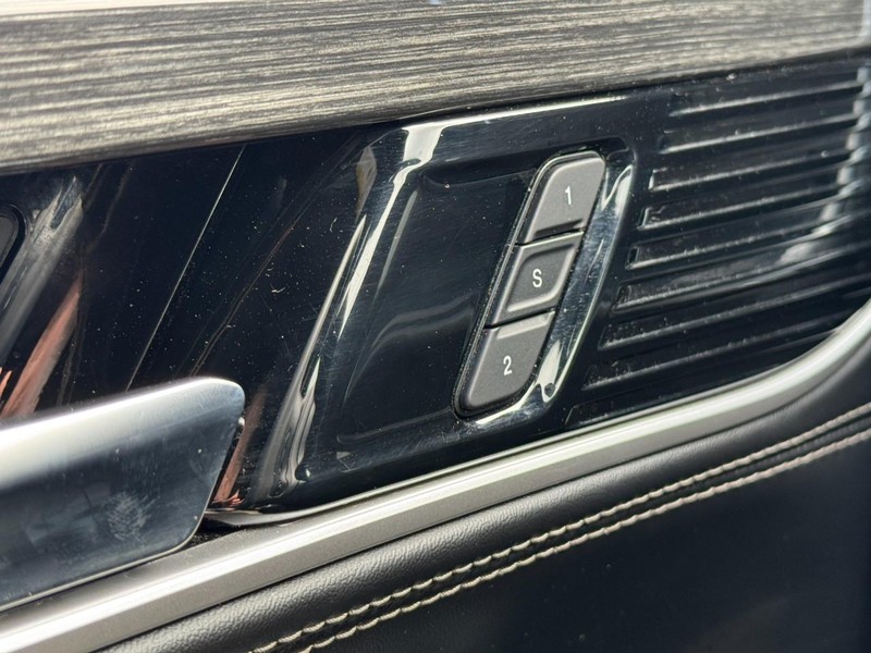 Jeep Wagoneer Vehicle Image 22