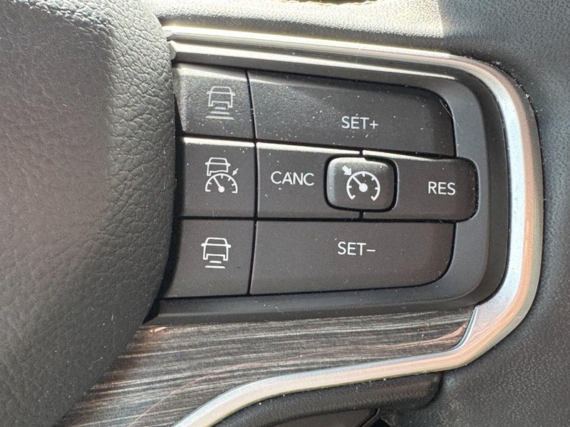 Jeep Wagoneer Vehicle Image 24
