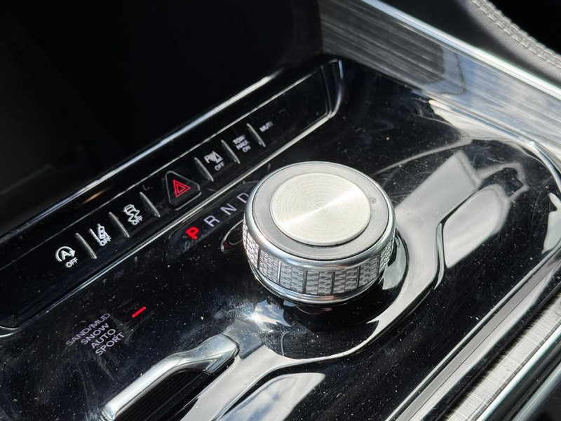 Jeep Wagoneer Vehicle Image 26