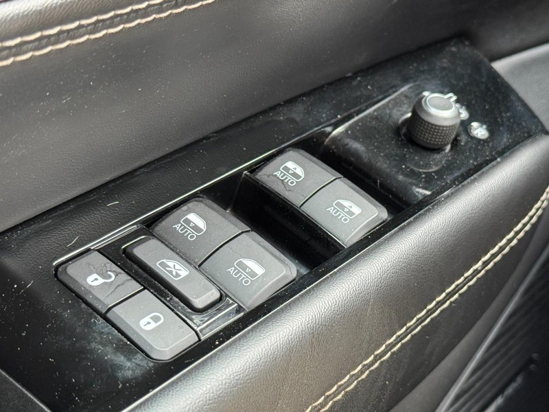Jeep Wagoneer Vehicle Image 30