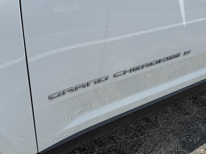 Jeep Grand Cherokee Vehicle Image 11