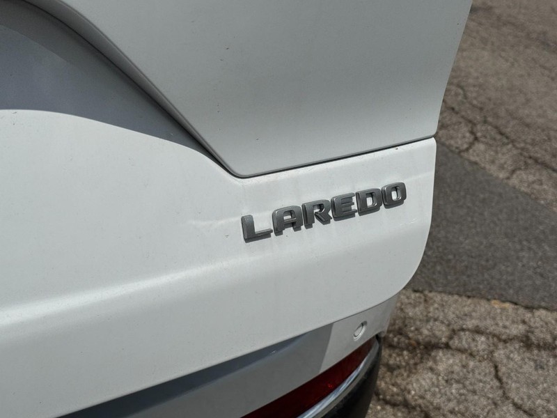 Jeep Grand Cherokee Vehicle Image 12