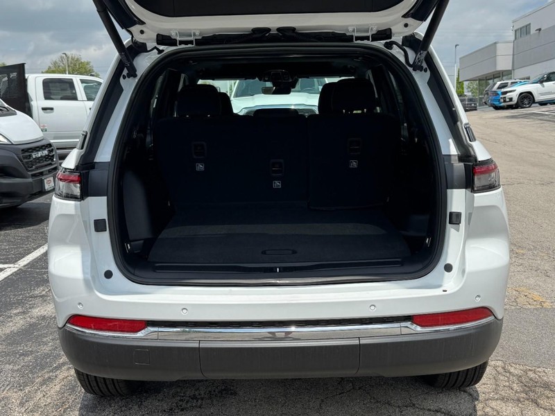Jeep Grand Cherokee Vehicle Image 14