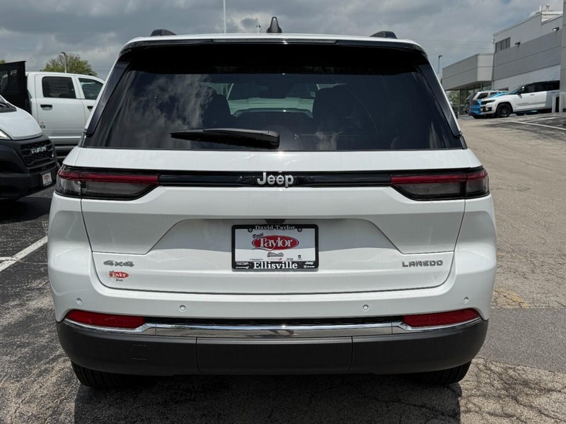 Jeep Grand Cherokee Vehicle Image 15