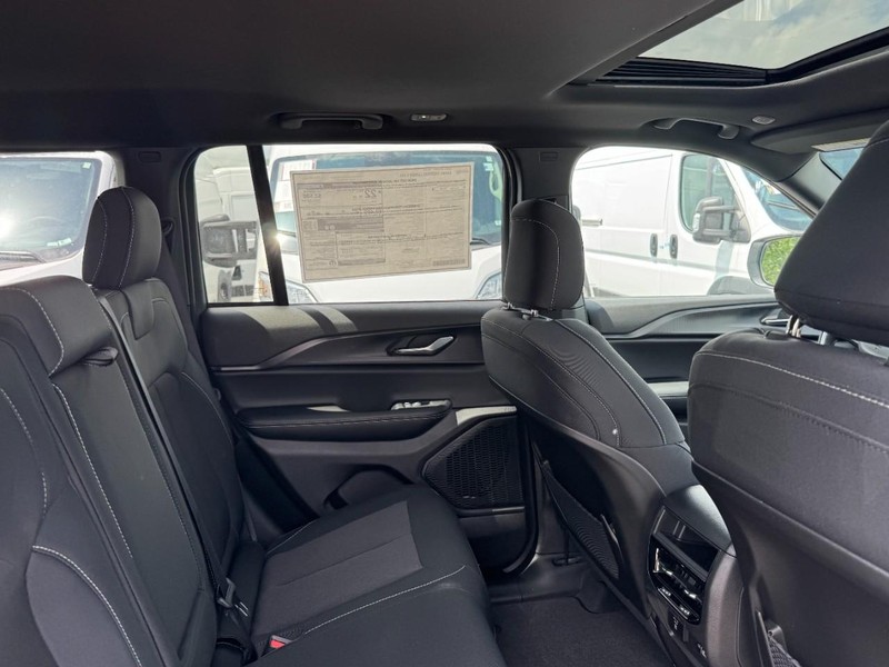 Jeep Grand Cherokee Vehicle Image 16