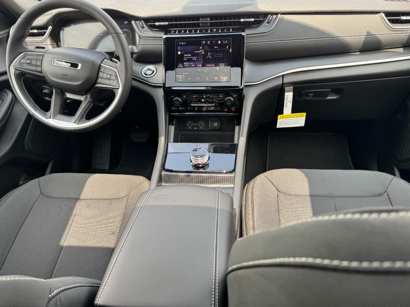Jeep Grand Cherokee Vehicle Image 17