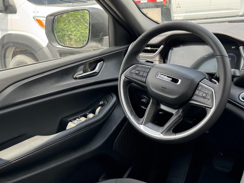 Jeep Grand Cherokee Vehicle Image 18