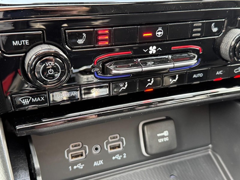 Jeep Grand Cherokee Vehicle Image 25