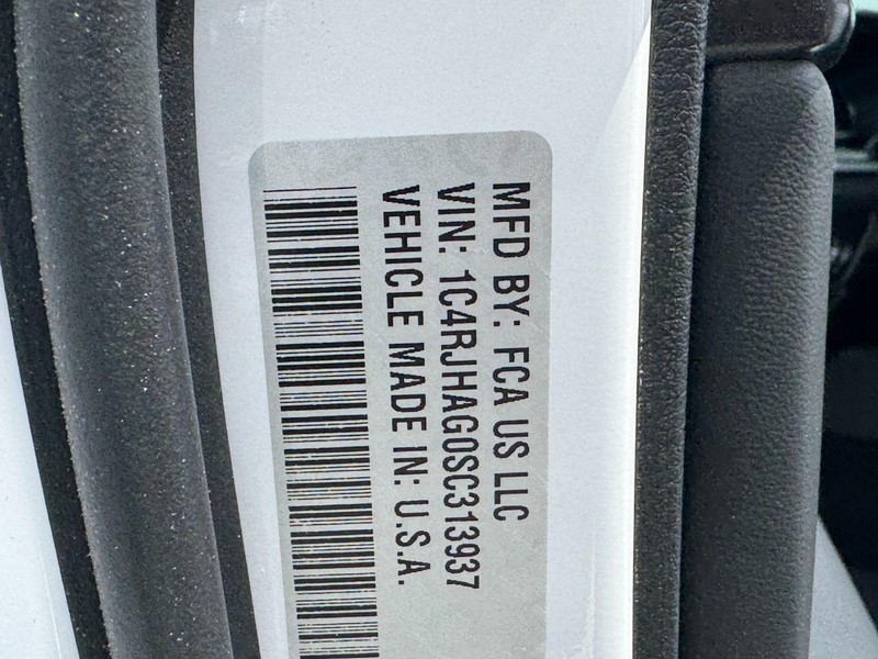 Jeep Grand Cherokee Vehicle Image 31