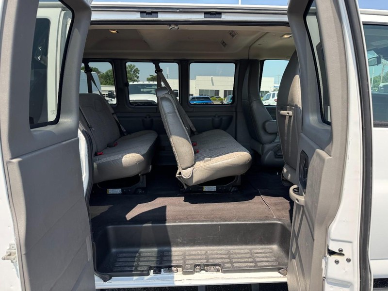 Chevrolet Express Passenger Vehicle Image 15