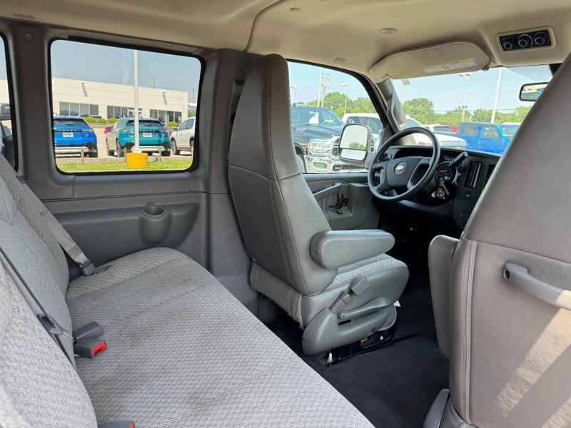 Chevrolet Express Passenger Vehicle Image 17