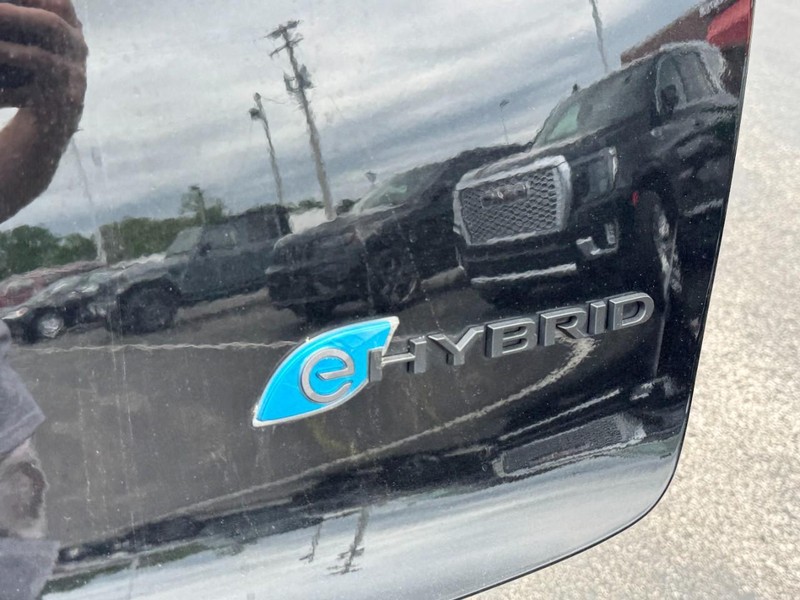 Chrysler Pacifica Vehicle Image 13