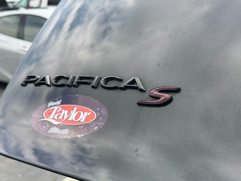Chrysler Pacifica Vehicle Image 14