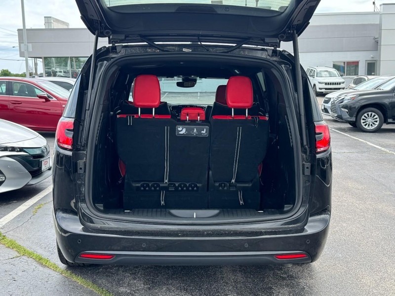 Chrysler Pacifica Vehicle Image 15