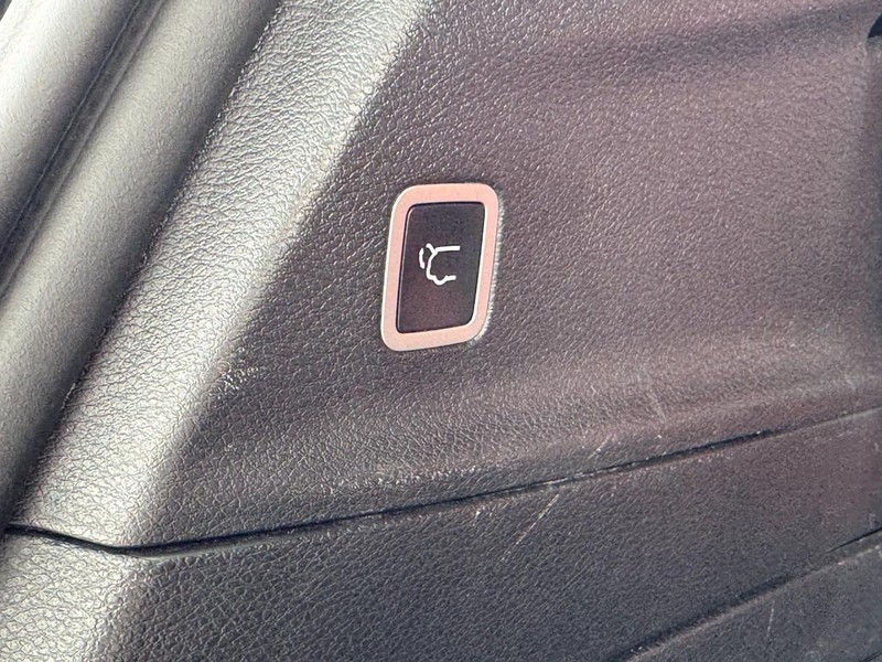 Chrysler Pacifica Vehicle Image 16