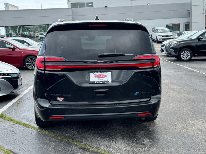 Chrysler Pacifica Vehicle Image 17