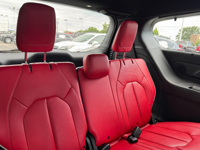 Chrysler Pacifica Vehicle Image 19