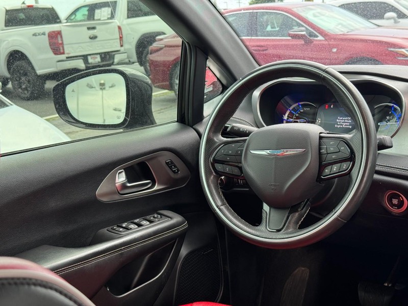 Chrysler Pacifica Vehicle Image 21