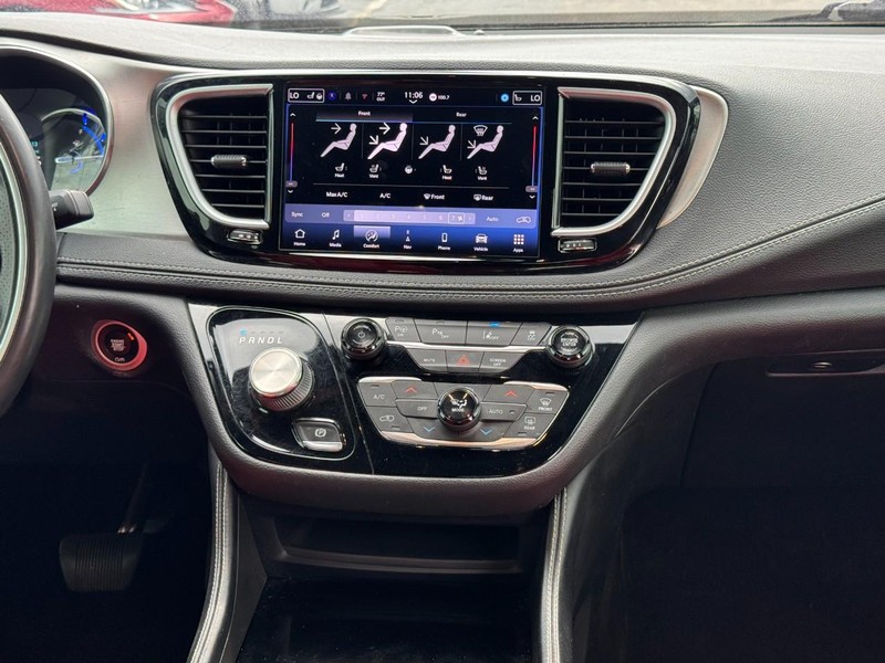 Chrysler Pacifica Vehicle Image 22