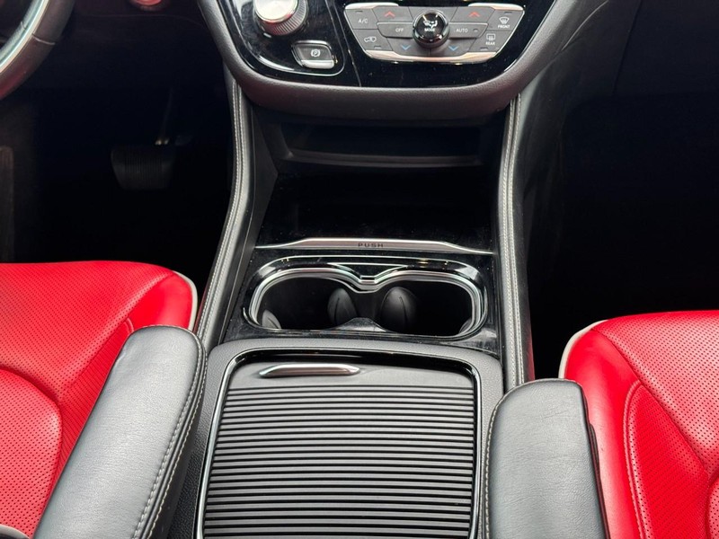 Chrysler Pacifica Vehicle Image 23
